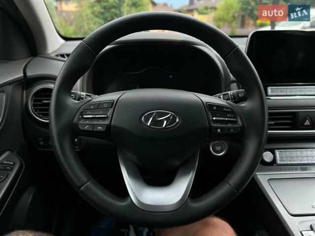 Серый Хендай Kona Electric, объемом двигателя 0 л и пробегом 117 тыс. км за 17990 $, фото 12 на Automoto.ua