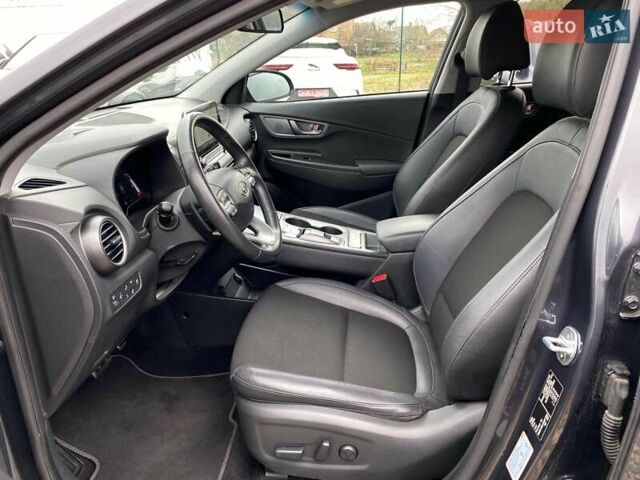 Сірий Хендай Kona Electric, об'ємом двигуна 0 л та пробігом 91 тис. км за 18900 $, фото 30 на Automoto.ua
