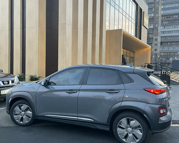 Серый Хендай Kona Electric, объемом двигателя 0 л и пробегом 81 тыс. км за 16099 $, фото 6 на Automoto.ua