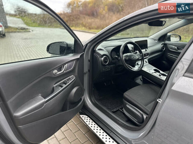 Серый Хендай Kona Electric, объемом двигателя 0 л и пробегом 158 тыс. км за 16300 $, фото 38 на Automoto.ua
