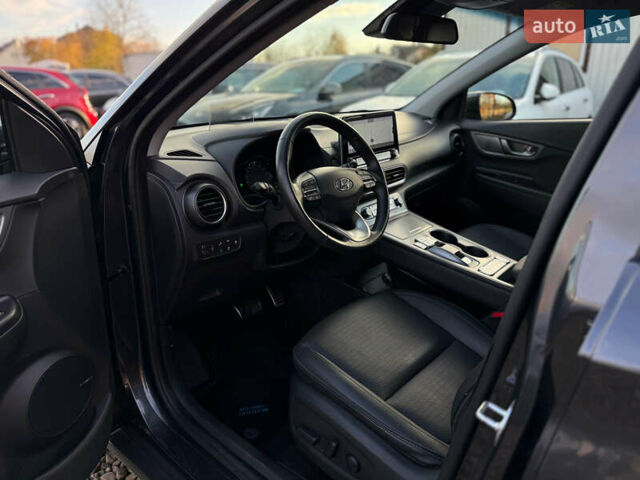 Серый Хендай Kona Electric, объемом двигателя 0 л и пробегом 36 тыс. км за 20700 $, фото 1 на Automoto.ua