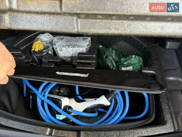 Серый Хендай Kona Electric, объемом двигателя 0 л и пробегом 69 тыс. км за 19300 $, фото 28 на Automoto.ua