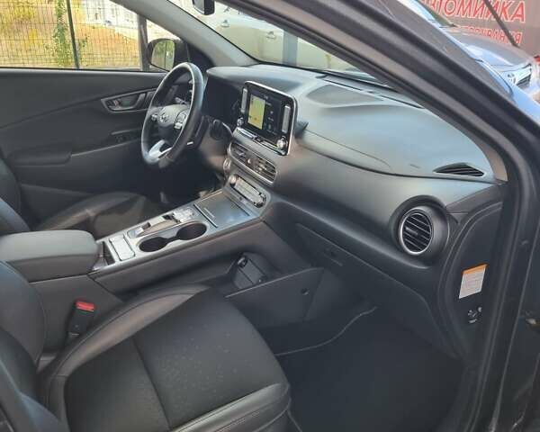 Серый Хендай Kona Electric, объемом двигателя 0 л и пробегом 42 тыс. км за 16200 $, фото 42 на Automoto.ua