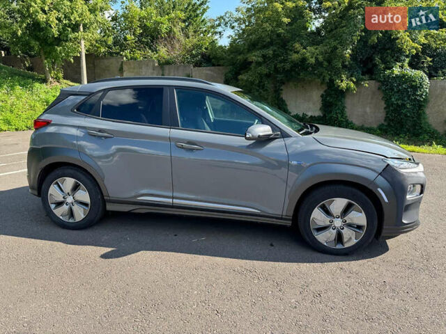 Серый Хендай Kona Electric, объемом двигателя 0 л и пробегом 44 тыс. км за 13400 $, фото 3 на Automoto.ua