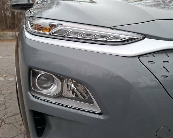 Серый Хендай Kona Electric, объемом двигателя 0 л и пробегом 87 тыс. км за 15200 $, фото 30 на Automoto.ua