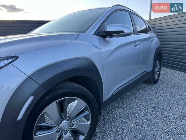 Серый Хендай Kona Electric, объемом двигателя 0 л и пробегом 109 тыс. км за 18450 $, фото 16 на Automoto.ua