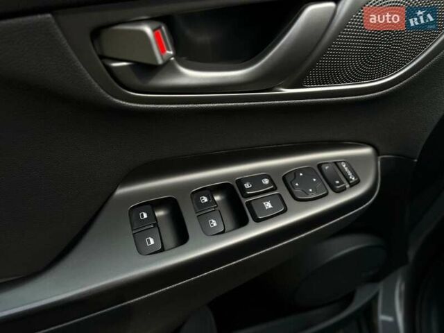 Серый Хендай Kona Electric, объемом двигателя 0 л и пробегом 117 тыс. км за 17990 $, фото 14 на Automoto.ua