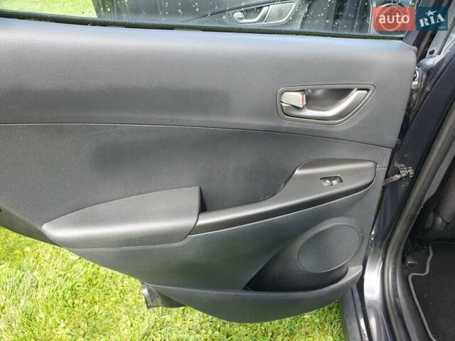 Серый Хендай Kona Electric, объемом двигателя 0 л и пробегом 135 тыс. км за 17100 $, фото 20 на Automoto.ua