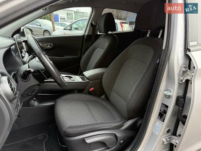 Серый Хендай Kona Electric, объемом двигателя 0 л и пробегом 26 тыс. км за 18850 $, фото 16 на Automoto.ua