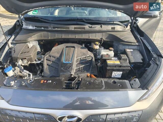 Серый Хендай Kona Electric, объемом двигателя 0 л и пробегом 122 тыс. км за 16550 $, фото 37 на Automoto.ua