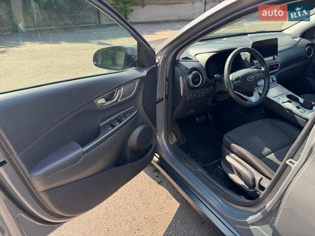 Серый Хендай Kona Electric, объемом двигателя 0 л и пробегом 44 тыс. км за 13400 $, фото 13 на Automoto.ua