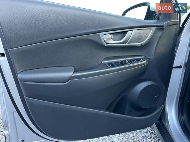 Серый Хендай Kona Electric, объемом двигателя 0 л и пробегом 109 тыс. км за 18450 $, фото 22 на Automoto.ua