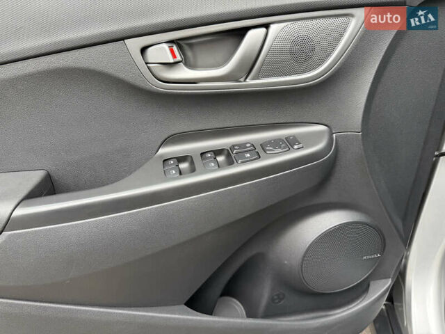 Серый Хендай Kona Electric, объемом двигателя 0 л и пробегом 26 тыс. км за 18850 $, фото 66 на Automoto.ua