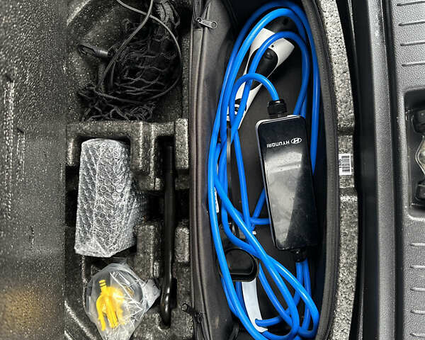 Серый Хендай Kona Electric, объемом двигателя 0 л и пробегом 158 тыс. км за 16300 $, фото 29 на Automoto.ua