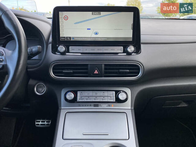 Серый Хендай Kona Electric, объемом двигателя 0 л и пробегом 69 тыс. км за 20400 $, фото 64 на Automoto.ua