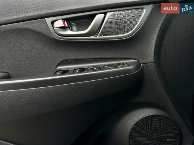 Сірий Хендай Kona Electric, об'ємом двигуна 0 л та пробігом 76 тис. км за 20500 $, фото 7 на Automoto.ua