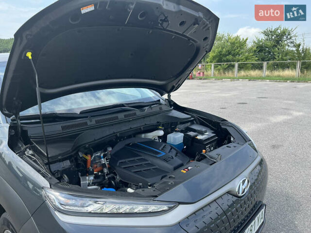 Серый Хендай Kona Electric, объемом двигателя 0 л и пробегом 49 тыс. км за 14900 $, фото 58 на Automoto.ua