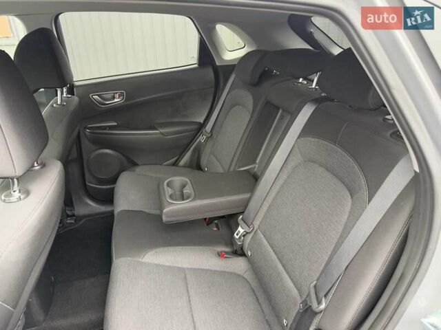 Серый Хендай Kona Electric, объемом двигателя 0 л и пробегом 40 тыс. км за 16900 $, фото 11 на Automoto.ua