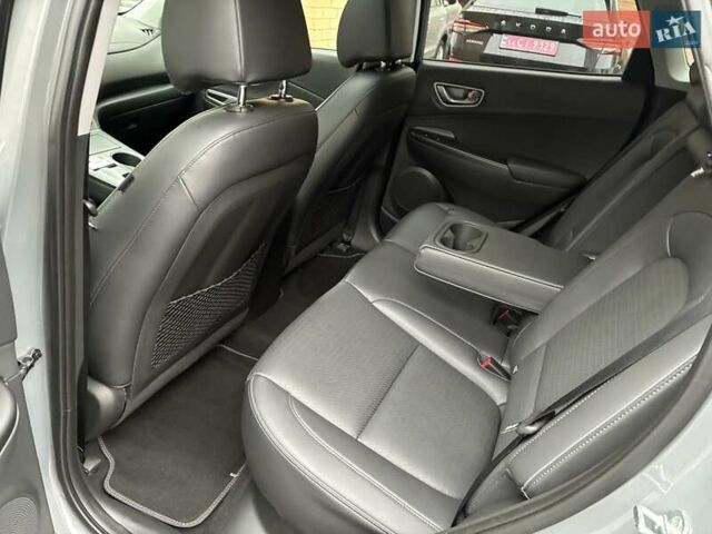 Серый Хендай Kona Electric, объемом двигателя 0 л и пробегом 78 тыс. км за 19500 $, фото 53 на Automoto.ua