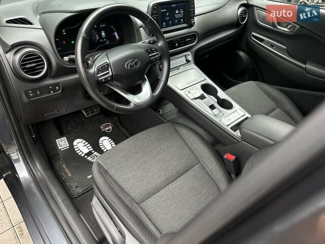 Сірий Хендай Kona Electric, об'ємом двигуна 0 л та пробігом 63 тис. км за 18500 $, фото 28 на Automoto.ua