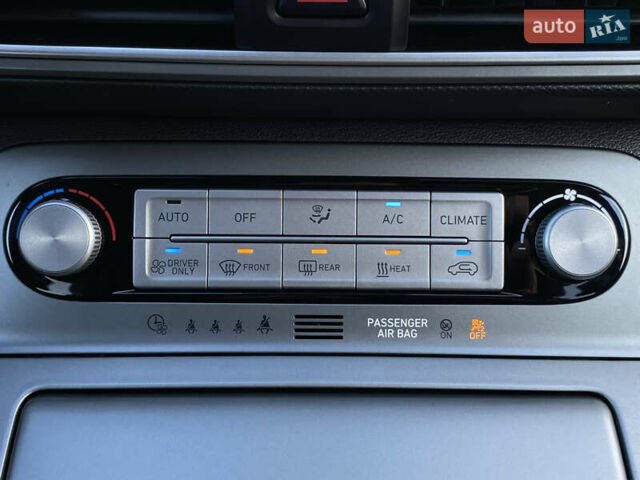 Серый Хендай Kona Electric, объемом двигателя 0 л и пробегом 69 тыс. км за 20400 $, фото 66 на Automoto.ua