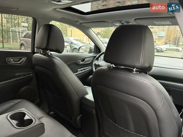 Серый Хендай Kona Electric, объемом двигателя 0 л и пробегом 78 тыс. км за 19500 $, фото 51 на Automoto.ua