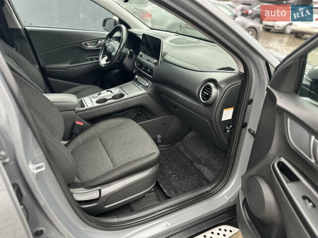 Серый Хендай Kona Electric, объемом двигателя 0 л и пробегом 158 тыс. км за 16300 $, фото 21 на Automoto.ua