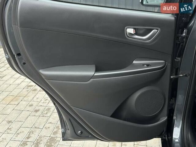 Сірий Хендай Kona Electric, об'ємом двигуна 0 л та пробігом 63 тис. км за 18500 $, фото 21 на Automoto.ua