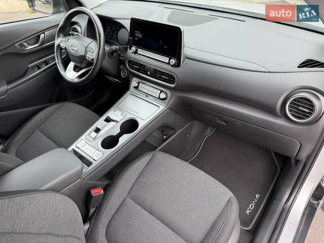 Серый Хендай Kona Electric, объемом двигателя 0 л и пробегом 26 тыс. км за 18850 $, фото 39 на Automoto.ua