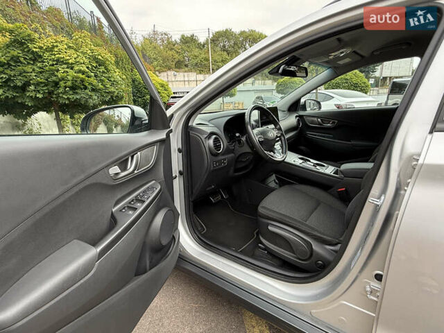 Серый Хендай Kona Electric, объемом двигателя 0 л и пробегом 26 тыс. км за 18850 $, фото 57 на Automoto.ua