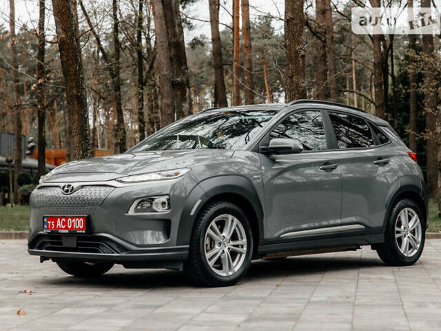 Серый Хендай Kona Electric, объемом двигателя 0 л и пробегом 54 тыс. км за 16650 $, фото 2 на Automoto.ua