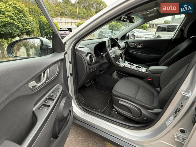 Серый Хендай Kona Electric, объемом двигателя 0 л и пробегом 26 тыс. км за 18850 $, фото 59 на Automoto.ua