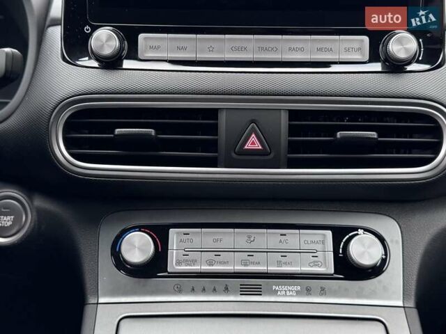 Сірий Хендай Kona Electric, об'ємом двигуна 0 л та пробігом 88 тис. км за 18700 $, фото 29 на Automoto.ua