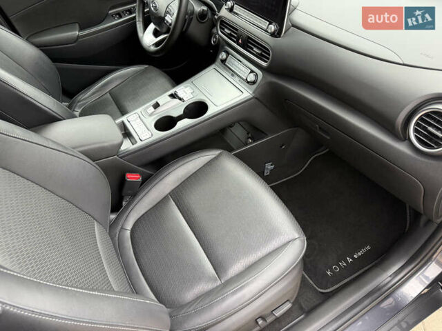 Серый Хендай Kona Electric, объемом двигателя 0 л и пробегом 52 тыс. км за 19000 $, фото 30 на Automoto.ua