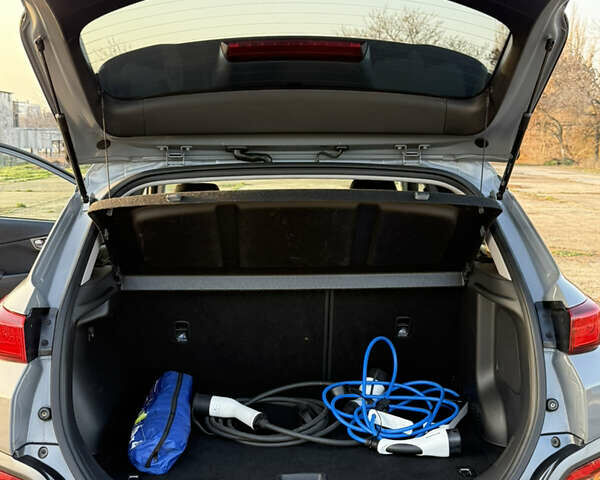 Серый Хендай Kona Electric, объемом двигателя 0 л и пробегом 77 тыс. км за 19700 $, фото 6 на Automoto.ua