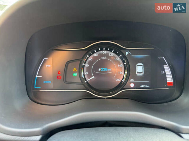 Серый Хендай Kona Electric, объемом двигателя 0 л и пробегом 44 тыс. км за 13400 $, фото 23 на Automoto.ua