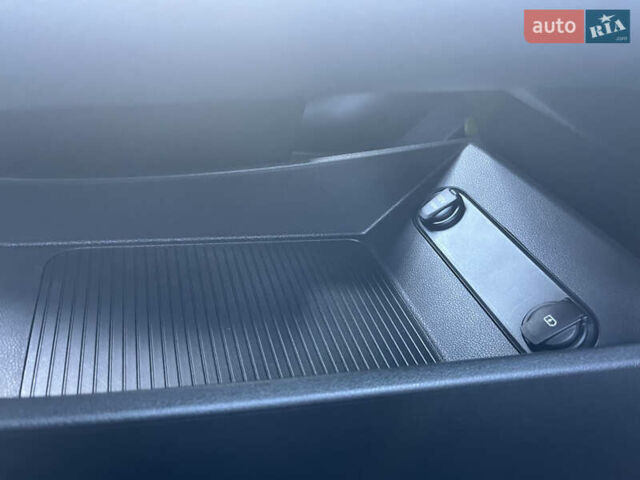 Сірий Хендай Kona Electric, об'ємом двигуна 0 л та пробігом 31 тис. км за 15500 $, фото 13 на Automoto.ua