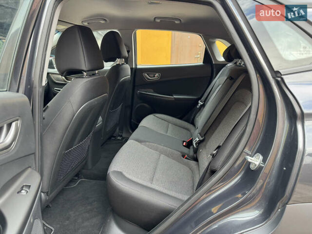 Серый Хендай Kona Electric, объемом двигателя 0 л и пробегом 106 тыс. км за 15999 $, фото 14 на Automoto.ua