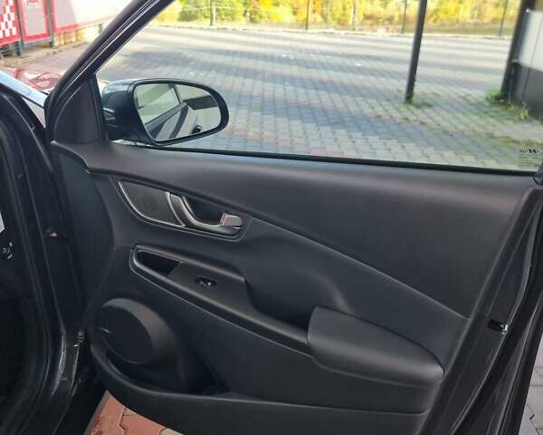 Серый Хендай Kona Electric, объемом двигателя 0 л и пробегом 42 тыс. км за 16200 $, фото 43 на Automoto.ua