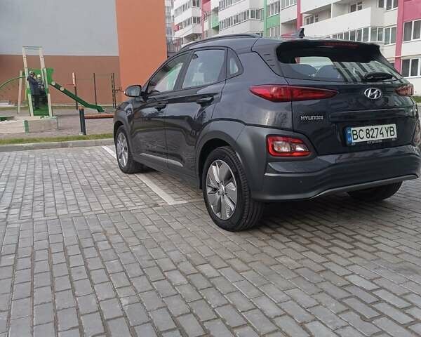 Серый Хендай Kona Electric, объемом двигателя 0 л и пробегом 80 тыс. км за 17300 $, фото 2 на Automoto.ua