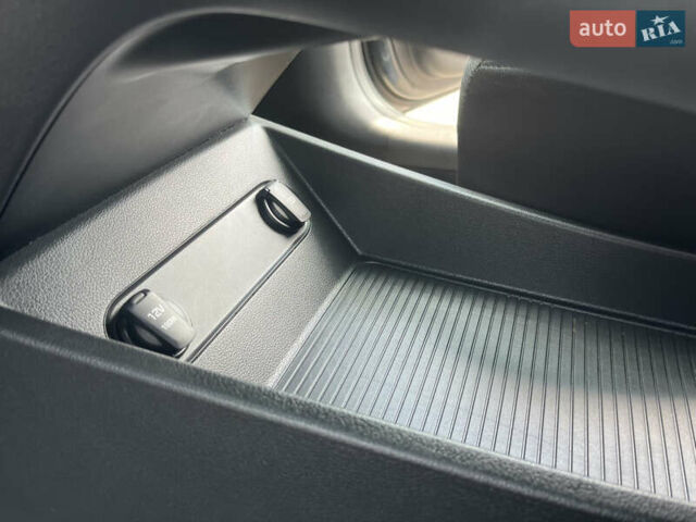 Серый Хендай Kona Electric, объемом двигателя 0 л и пробегом 49 тыс. км за 14900 $, фото 48 на Automoto.ua