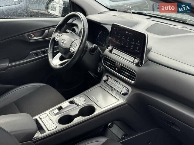 Серый Хендай Kona Electric, объемом двигателя 0 л и пробегом 167 тыс. км за 17700 $, фото 50 на Automoto.ua
