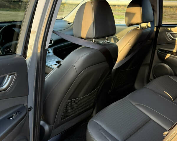 Серый Хендай Kona Electric, объемом двигателя 0 л и пробегом 77 тыс. км за 19700 $, фото 5 на Automoto.ua