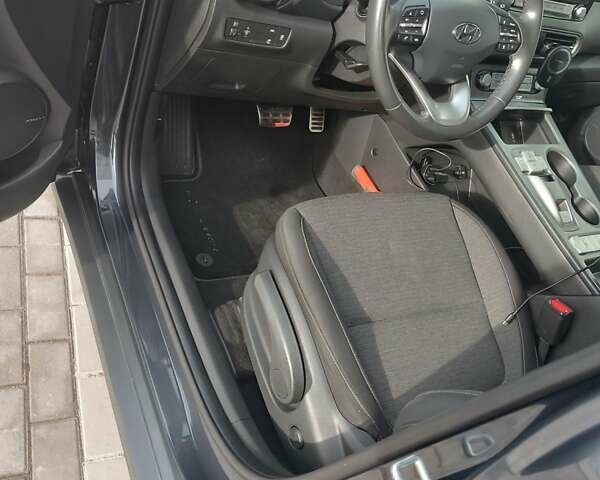 Серый Хендай Kona Electric, объемом двигателя 0 л и пробегом 80 тыс. км за 17300 $, фото 17 на Automoto.ua