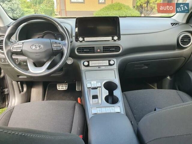 Серый Хендай Kona Electric, объемом двигателя 0 л и пробегом 135 тыс. км за 17100 $, фото 17 на Automoto.ua