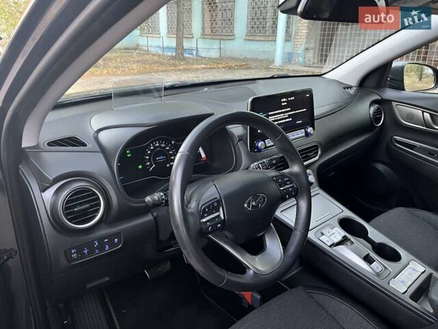 Сірий Хендай Kona Electric, об'ємом двигуна 0 л та пробігом 138 тис. км за 17500 $, фото 8 на Automoto.ua