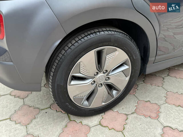 Серый Хендай Kona Electric, объемом двигателя 0 л и пробегом 106 тыс. км за 15999 $, фото 42 на Automoto.ua
