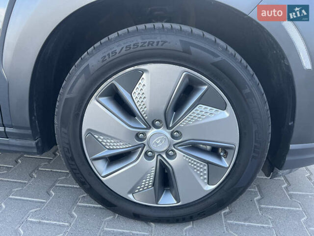 Серый Хендай Kona Electric, объемом двигателя 0 л и пробегом 31 тыс. км за 15450 $, фото 65 на Automoto.ua