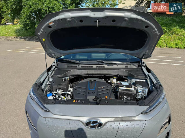 Серый Хендай Kona Electric, объемом двигателя 0 л и пробегом 44 тыс. км за 13400 $, фото 8 на Automoto.ua