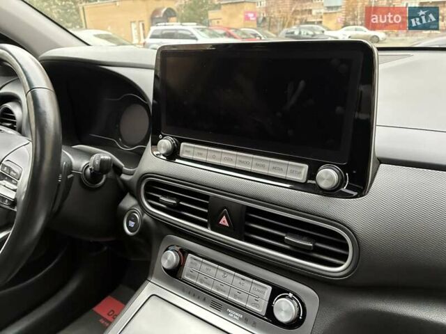 Серый Хендай Kona Electric, объемом двигателя 0 л и пробегом 78 тыс. км за 19500 $, фото 69 на Automoto.ua